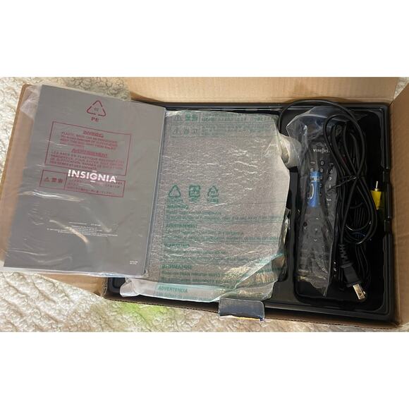 Insignia NS-DXA1-APT Digital To Analog Converter Box W/Remote & Cables... - Picture 4 of 4